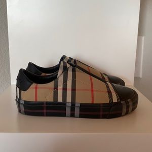 Burberry Boys Sneakers sz30